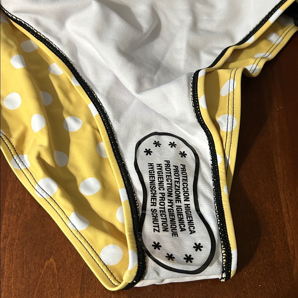 Polka Dot DIVA V-Neck Yellow Polka Dot Bikini Set
X-Large - Picture 6 of 10